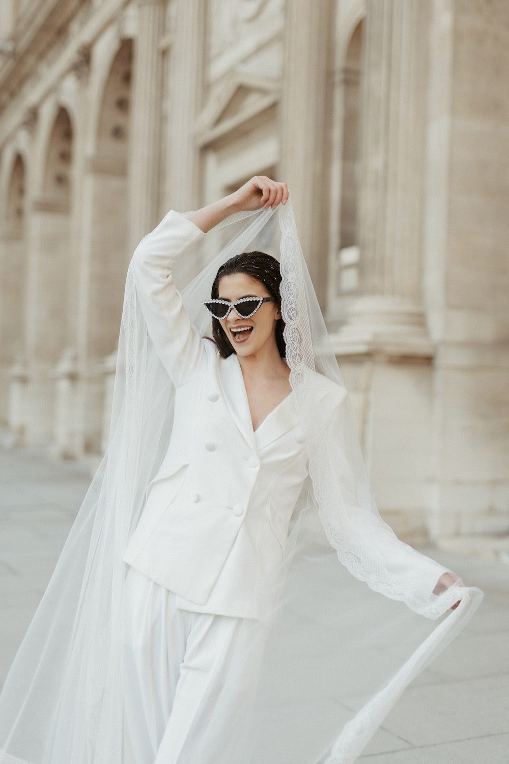 voile de mariée cathédrale long dentelle avec un tailleur blanc