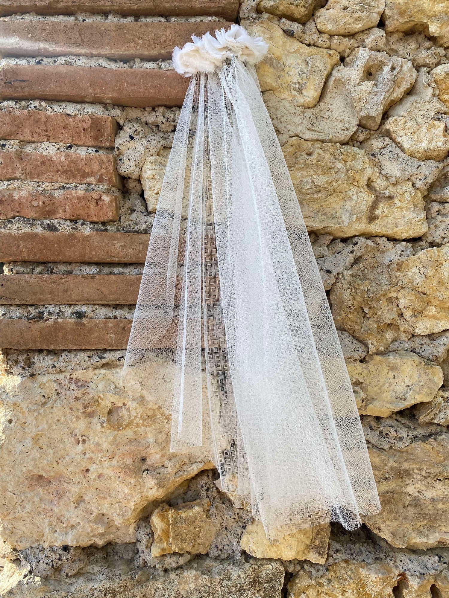 voile-mariee-court-tulle-brodé-peigne