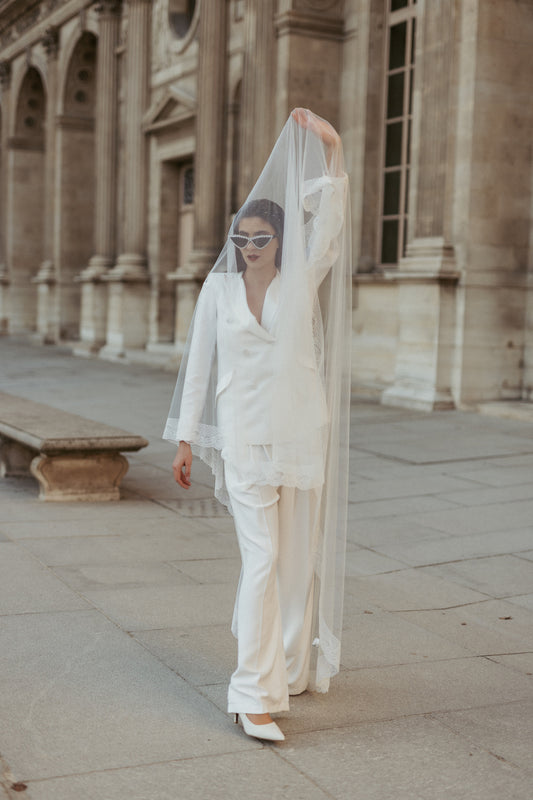 voile de mariée cathédrale long dentelle avec un tailleur blanc