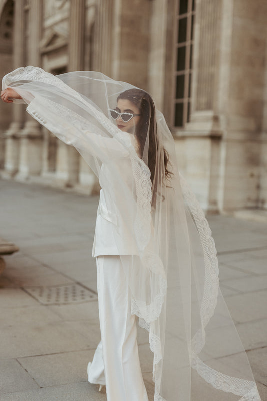 voile de mariée cathédrale long dentelle avec un tailleur blanc